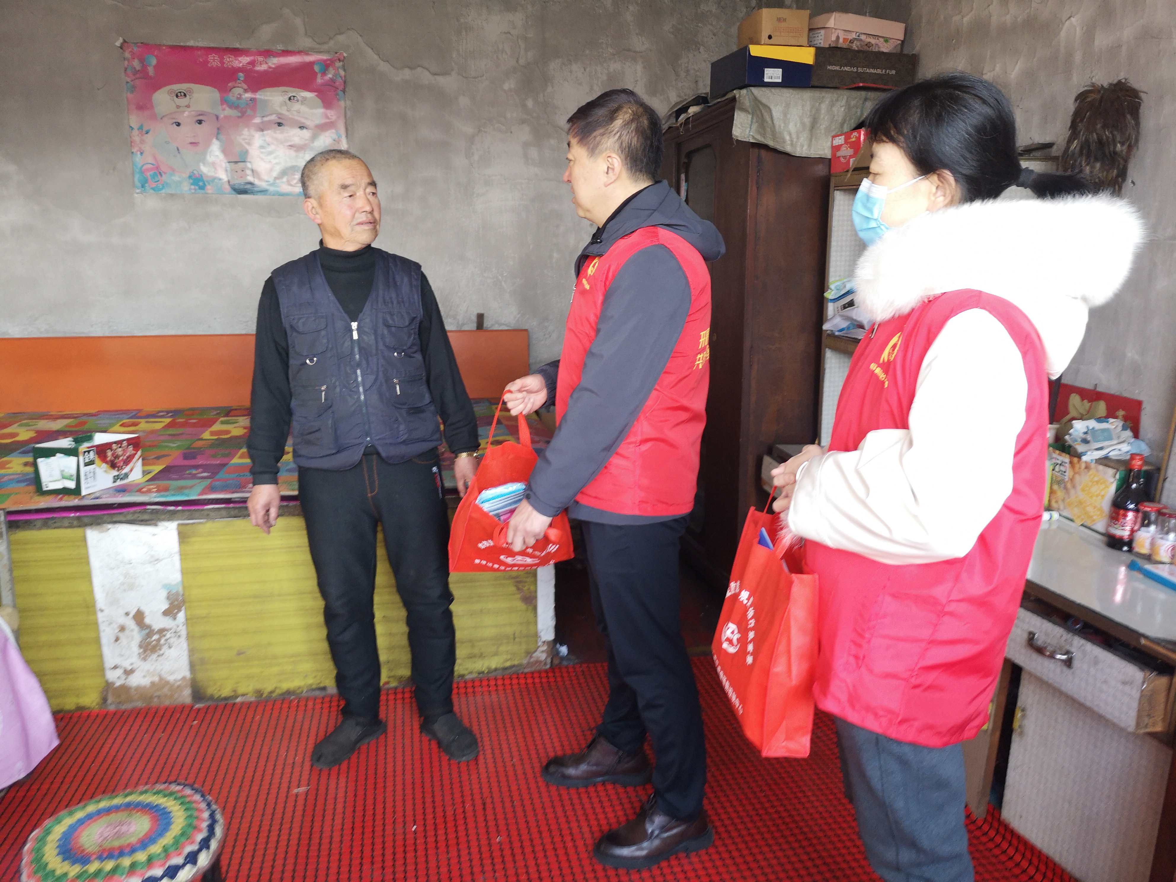 2327大兴安岭地区疾病预防控制中心工作人员为贫困农民宣传结核病防治知识