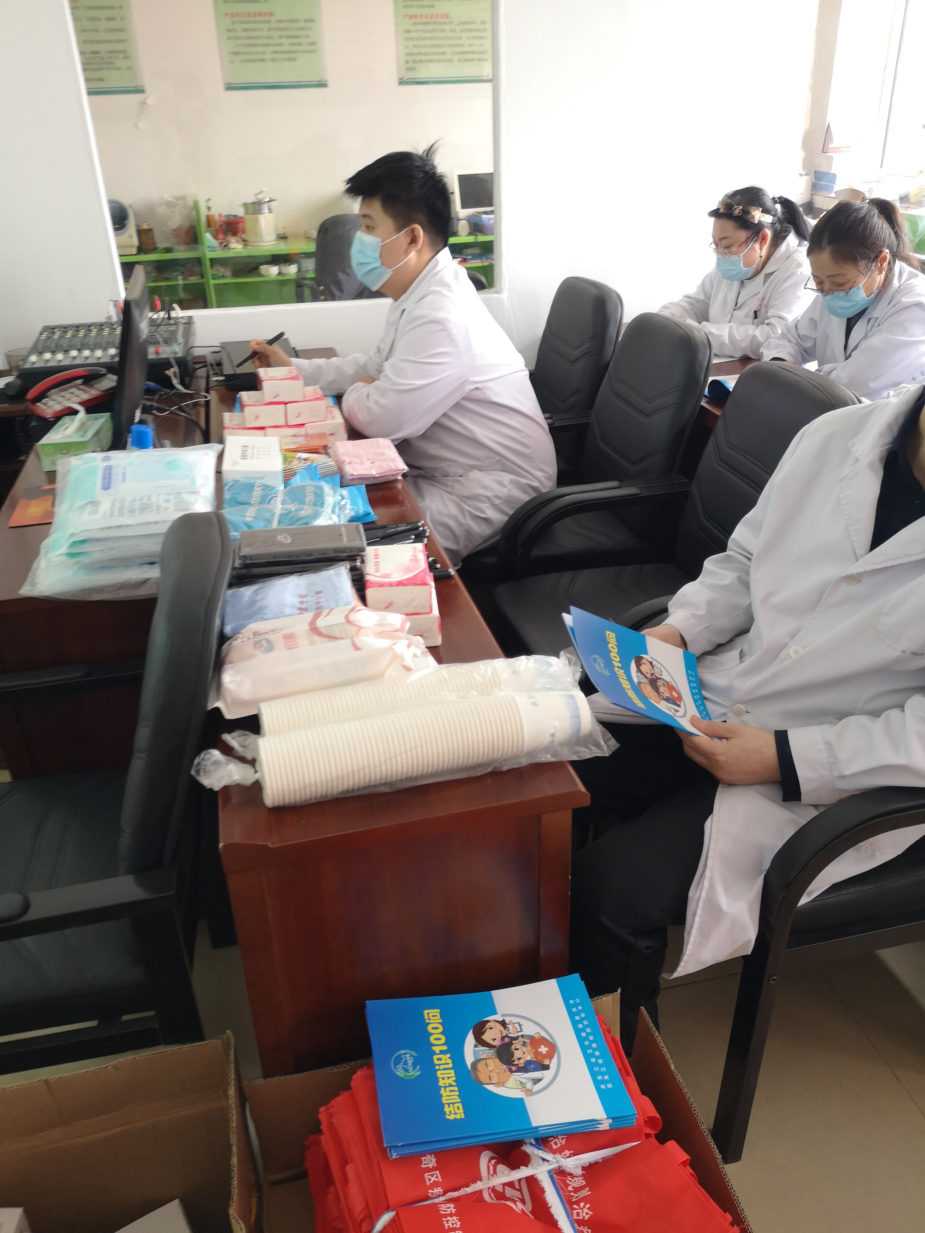 2327大兴安岭地区疾病预防控制中心深入加北乡卫生院慰问一线工作人员