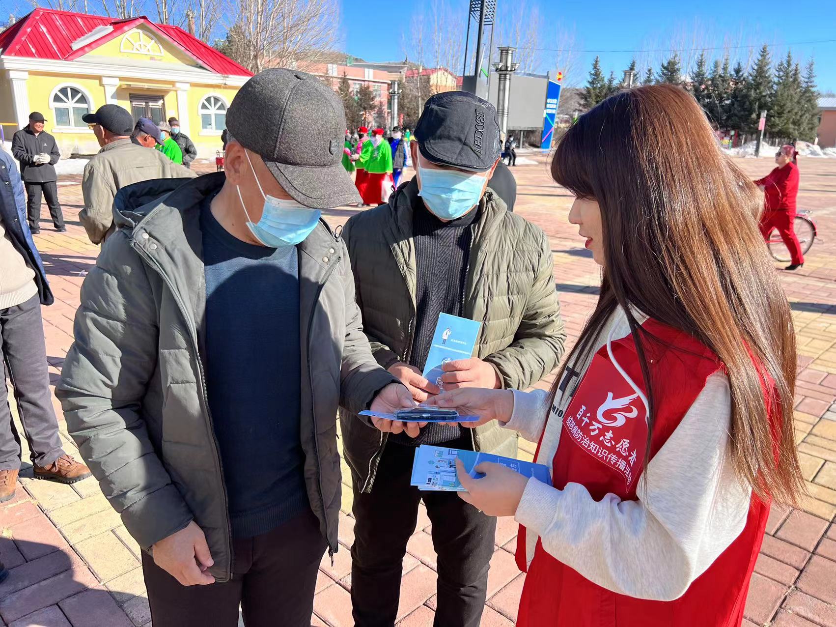 232794呼中区志愿者在广场为群众宣传结核病防治知识