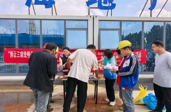 百千万志愿者进工地 开展结核病防治宣传活动319.png