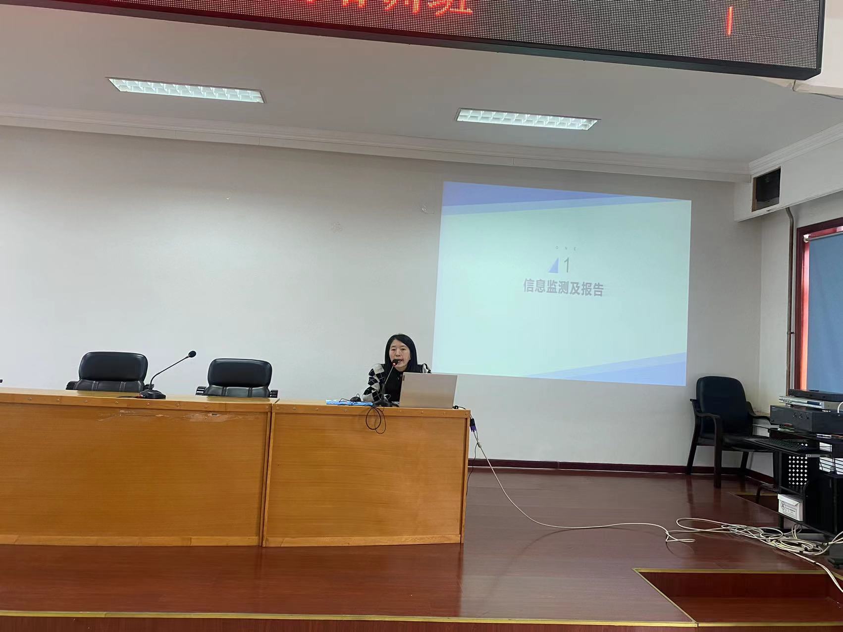 张鑫蕊讲解业务知识